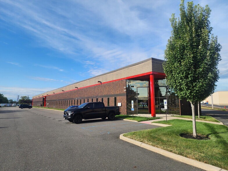 375 Raritan Center Pky, Edison, NJ à louer - Photo du bâtiment - Image 1 de 3
