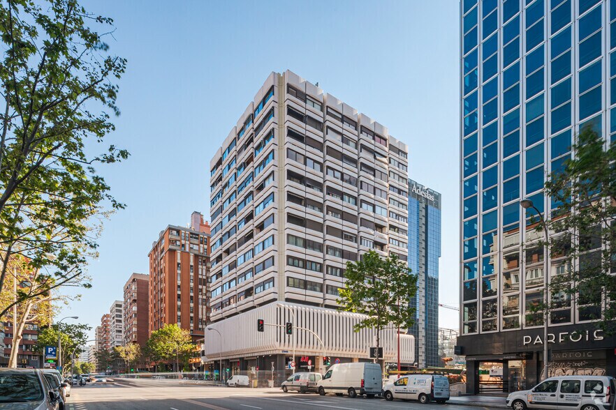 Calle de Orense, 6, Madrid, Madrid à louer - Photo du bâtiment - Image 2 de 2