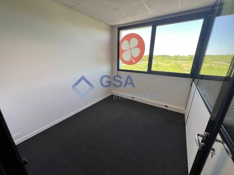 Office in Lieusaint for lease - Building Photo - Image 2 of 7