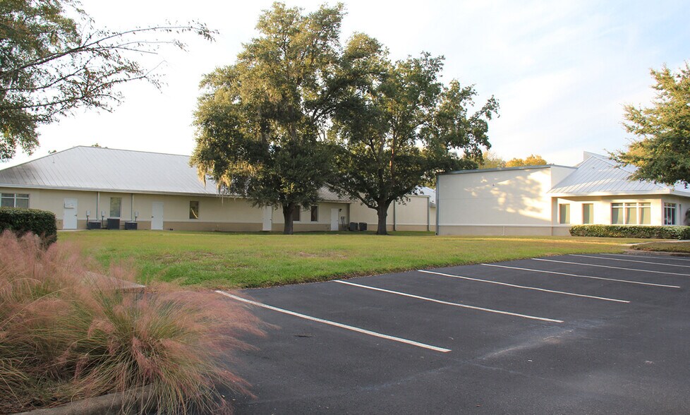 5941-5943 Webb Rd, Tampa, FL à vendre - Photo du bâtiment - Image 2 de 5