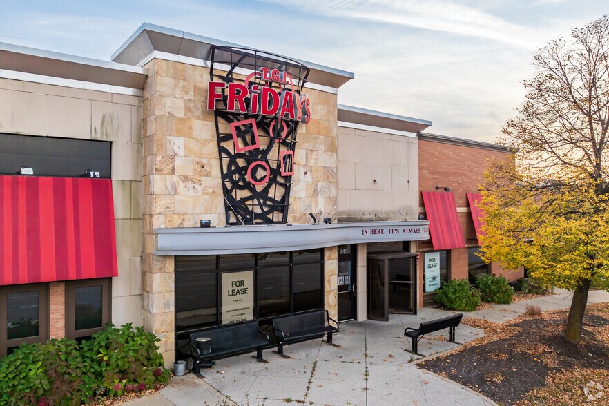 1695 E Golf Rd, Schaumburg, IL à louer - Photo du bâtiment - Image 3 de 9