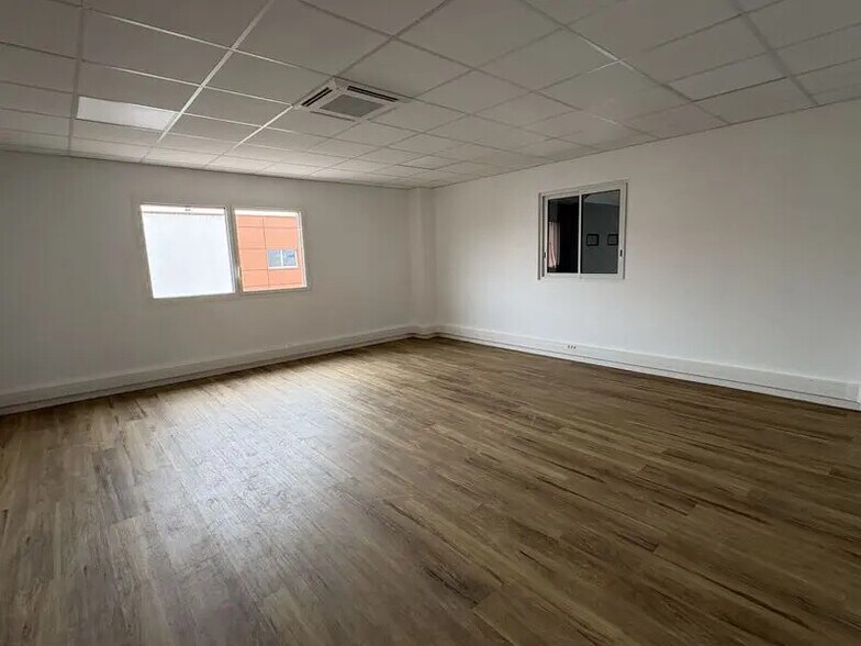 Office in Chassieu for lease - Building Photo - Image 3 of 10