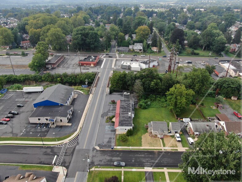 35 S Dwight St, West Lawn, PA à louer - Photo du bâtiment - Image 2 de 32