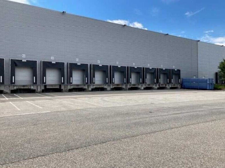Flex in Mions for lease - Building Photo - Image 2 of 18