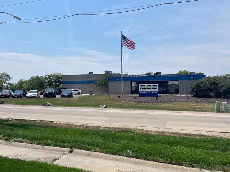 4130 S 94th St, Omaha, NE for lease - Building Photo - Image 3 of 9