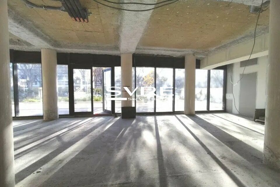 Retail in Marseille for lease Interior Photo- Image 1 of 9