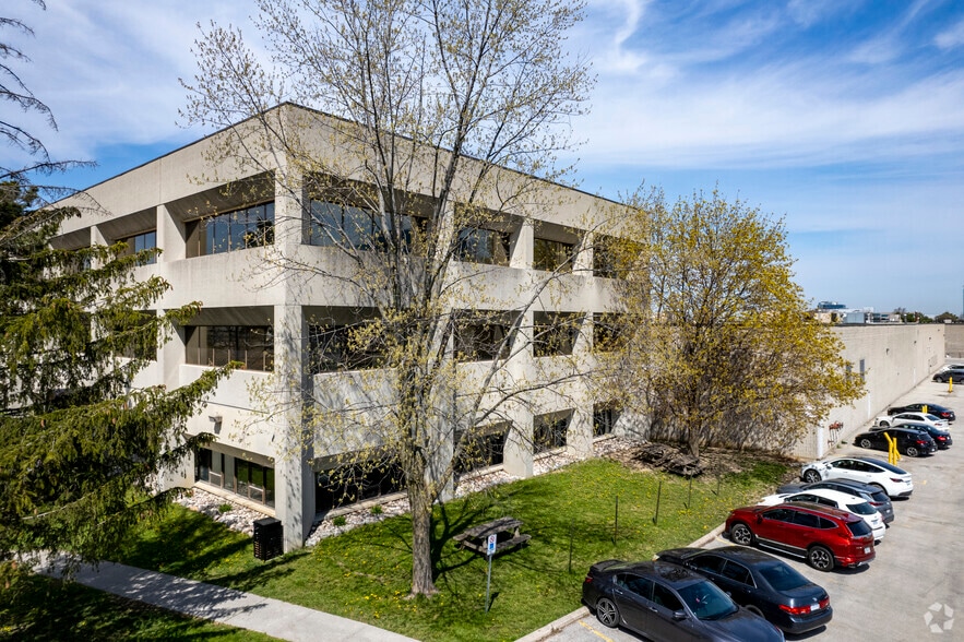 100 Tempo Ave, Toronto, ON à louer - Photo du bâtiment - Image 2 de 5