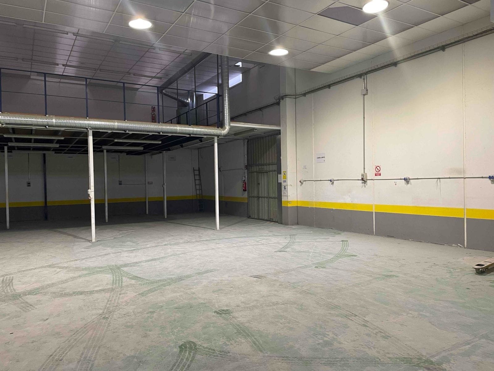 Industrial in Alcalá de Henares, Madrid for sale Primary Photo- Image 1 of 4