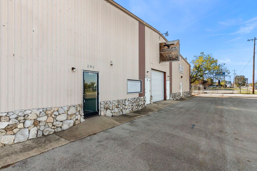 290 Wonder World Dr, San Marcos, TX à louer - Photo du bâtiment - Image 2 de 32