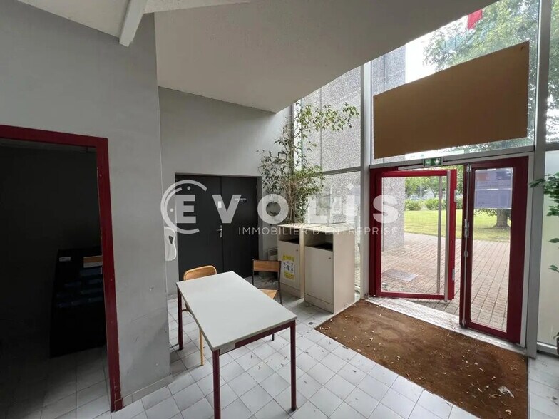 Office in Lognes for lease - Lobby - Image 1 of 5