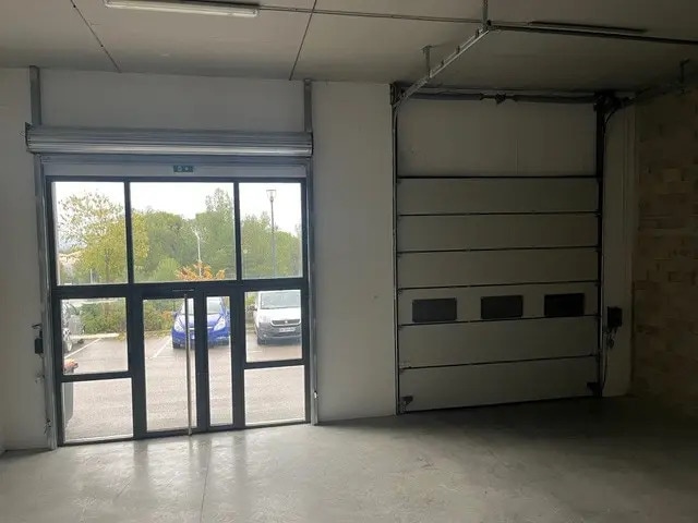 Flex in La Ciotat for lease - Interior Photo - Image 2 of 5