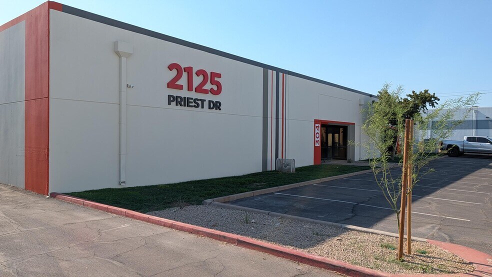 2121 S Priest Dr, Tempe, AZ à louer - Photo du bâtiment - Image 2 de 17