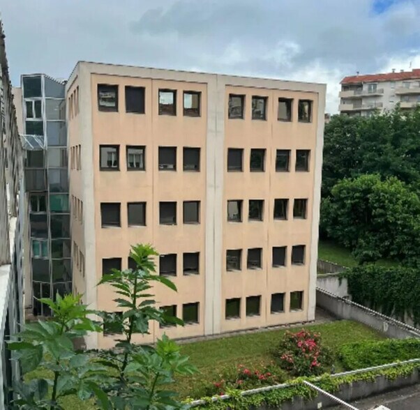 Bureau dans Villeurbanne à louer - Photo du bâtiment - Image 2 de 11