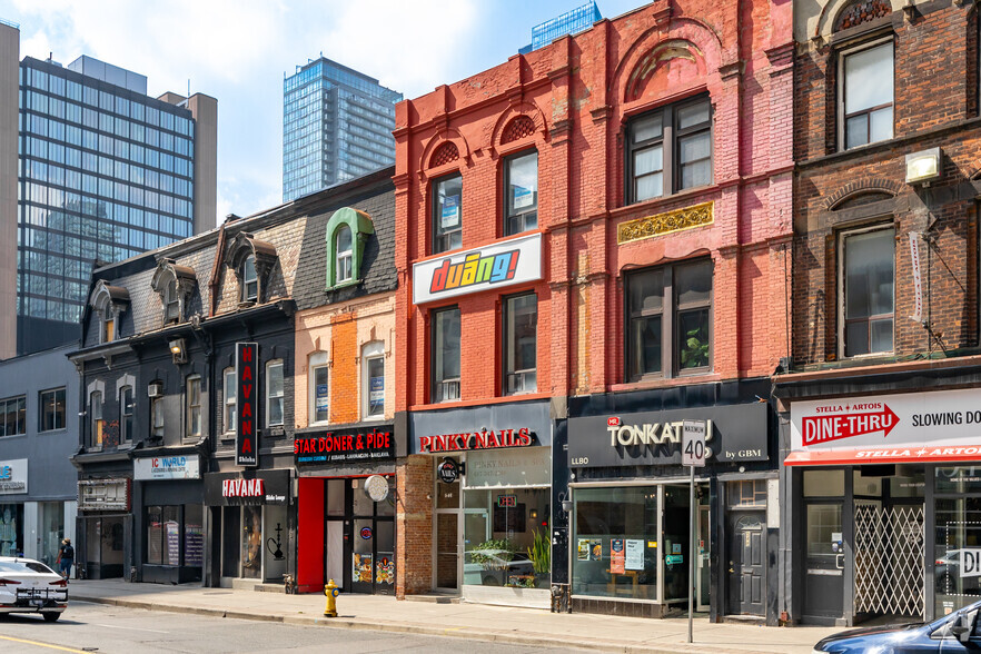 546 Yonge St, Toronto, ON à louer - Photo du bâtiment - Image 2 de 2