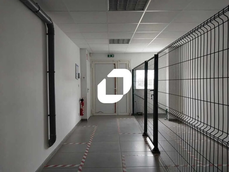 Flex in Vendargues for lease - Interior Photo - Image 2 of 16