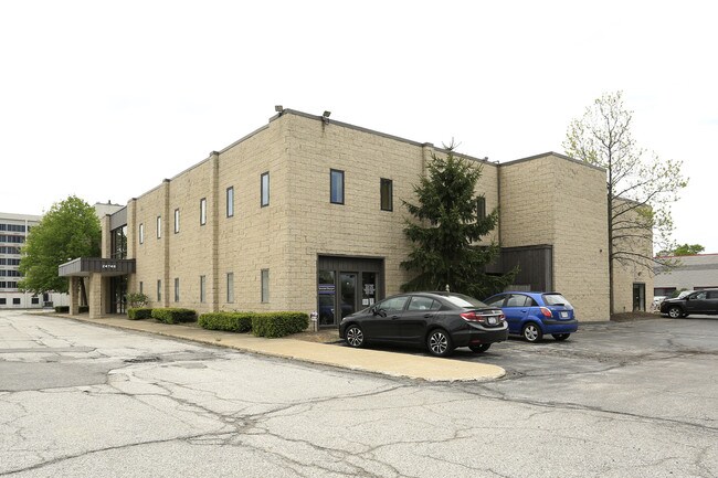 Plus de détails pour 24748 Aurora Rd, Bedford Heights, OH - Local d'activités à louer