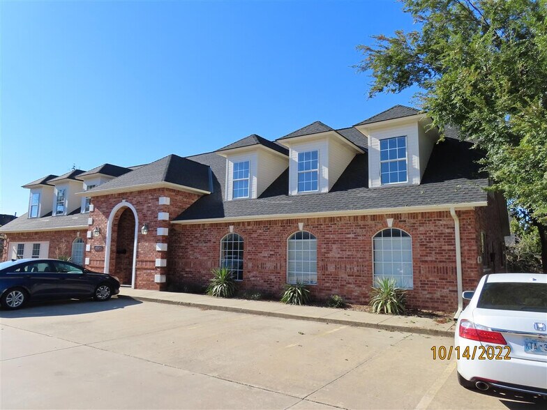 2412 Palmer Cir, Norman, OK for sale - Primary Photo - Image 1 of 26
