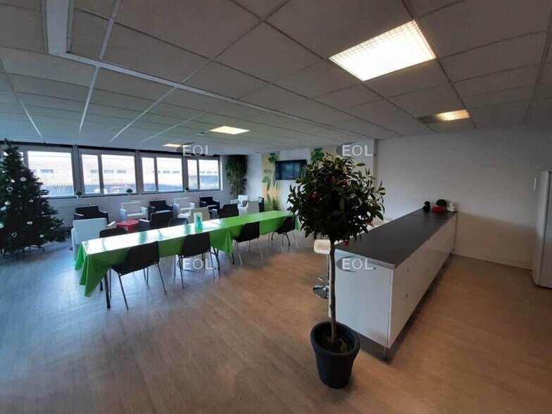 Bureau dans Vitry-sur-Seine à vendre - Photo du bâtiment - Image 2 de 6