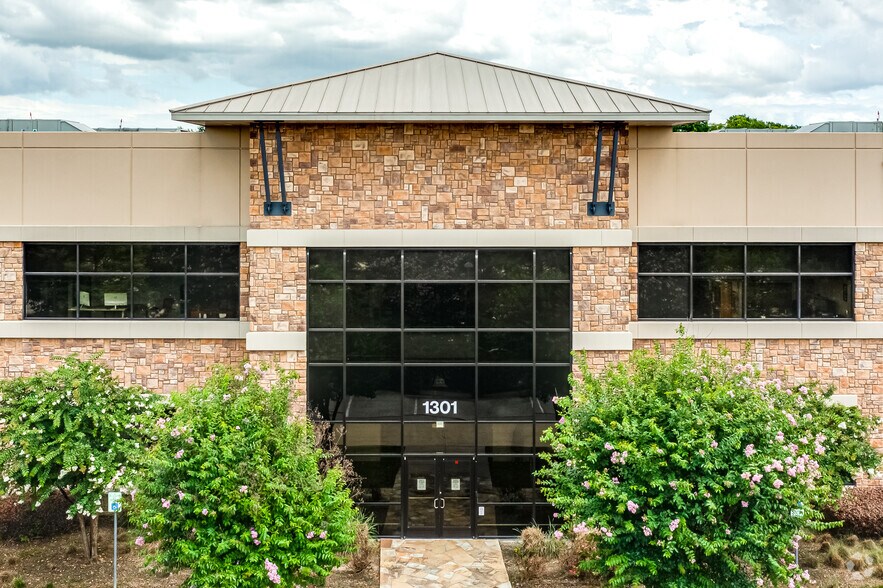 1301 Central Expy S, Allen, TX à louer - Photo du bâtiment - Image 3 de 6