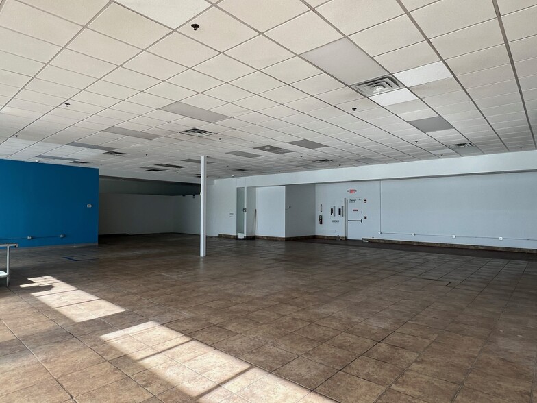 2662-2674 W Washington St, Waukegan, IL for lease - Interior Photo - Image 3 of 4