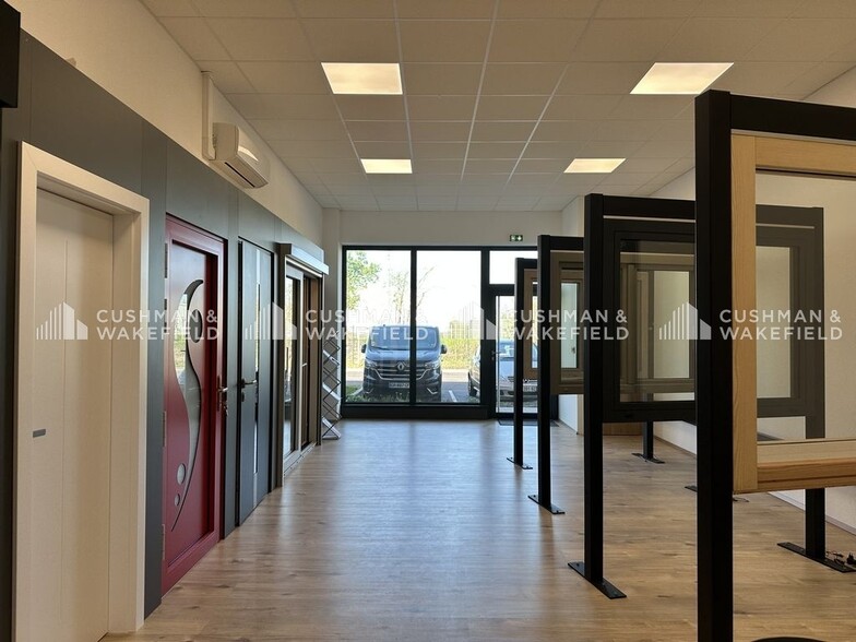 Flex in Ostwald for lease - Interior Photo - Image 2 of 10