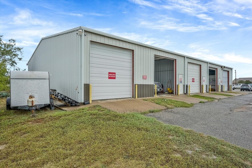 Industrial / Flex 40800 SF Granbury, TX portfolio of 6 properties for sale on LoopNet.ca - Building Photo - Image 3 of 83