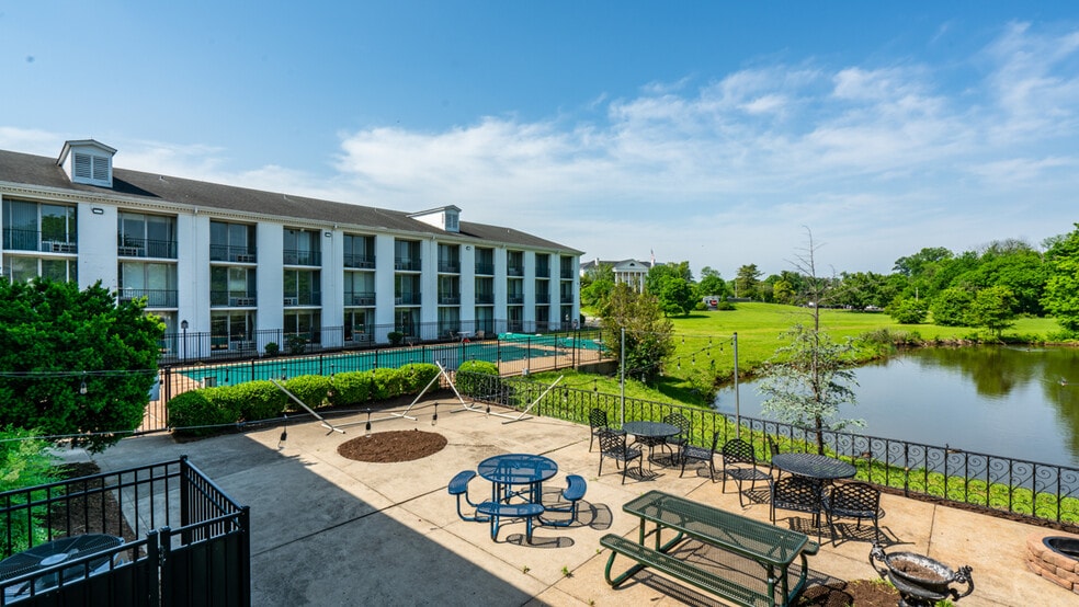 4004 Gardiner Point Dr, Louisville, KY à vendre - Photo du bâtiment - Image 3 de 16