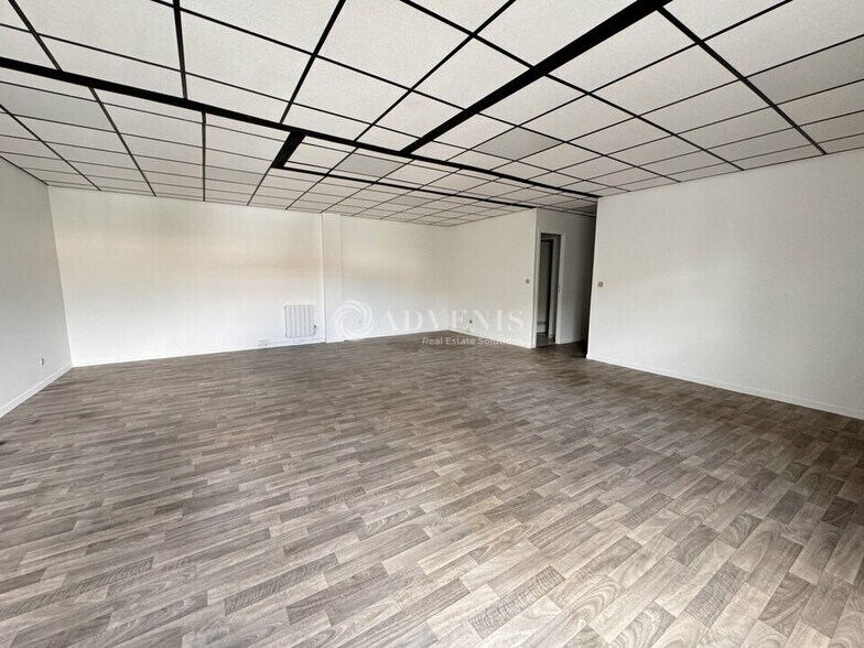 Office in Lisses for lease - Interior Photo - Image 3 of 4