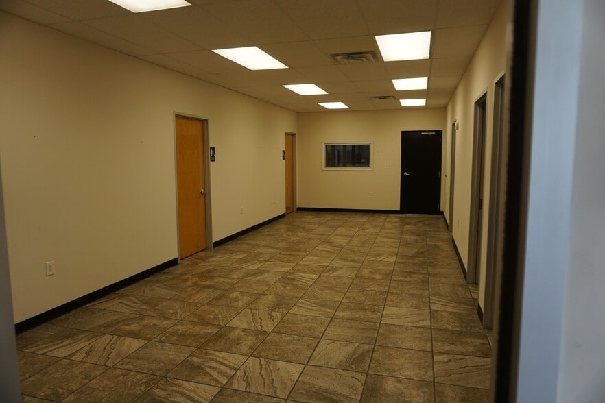 10950 Brittmoore Park Dr, Houston, TX for sale - Interior Photo - Image 3 of 10