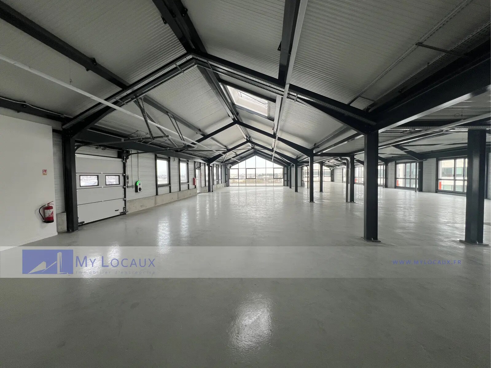 Flex in Nanterre for lease Building Photo- Image 1 of 8