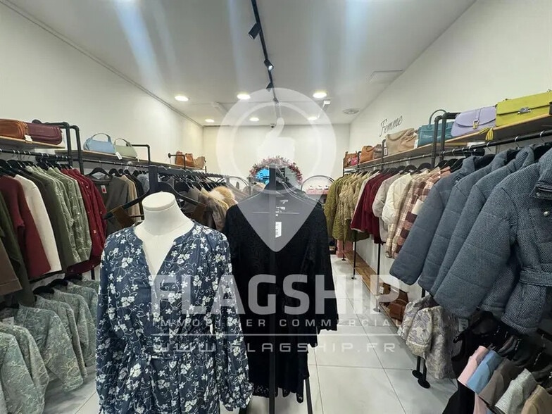 Retail in Paris for lease - Interior Photo - Image 2 of 9