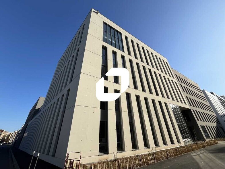 Bureau dans Villeurbanne à louer - Photo du bâtiment - Image 2 de 24