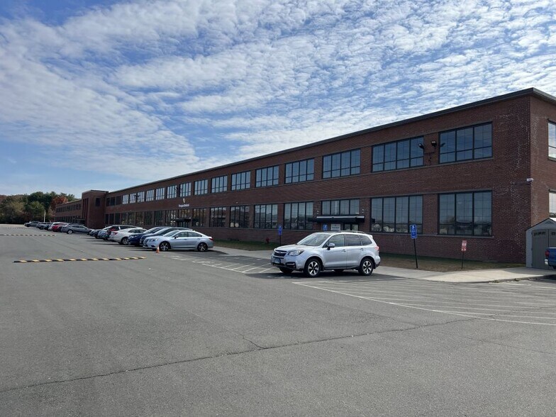 75 Aircraft Rd, Southington, CT à louer - Photo du bâtiment - Image 2 de 17