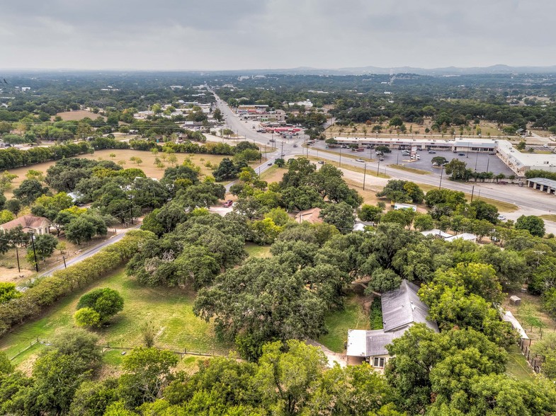 946 N School St, Boerne, TX à vendre - Photo du bâtiment - Image 1 de 1