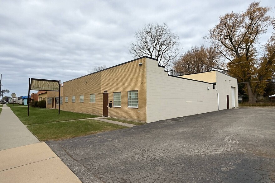 25916 W 7 Mile Rd, Redford Township, MI à vendre - Photo du bâtiment - Image 2 de 9