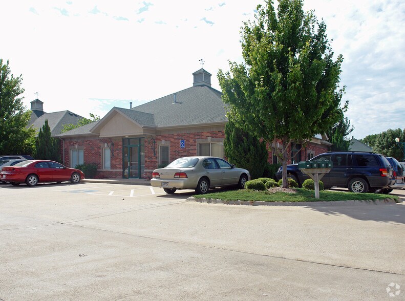 6-8 Sunbridge Dr, Fayetteville, AR à louer - Photo du bâtiment - Image 2 de 2