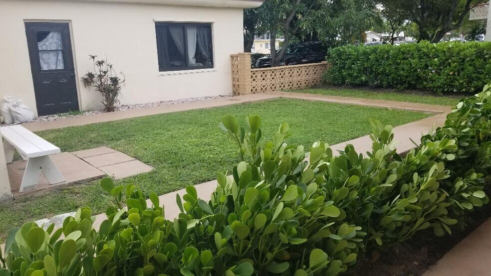 803 NE 8th St, Hallandale Beach, FL à vendre - Photo du bâtiment - Image 3 de 24