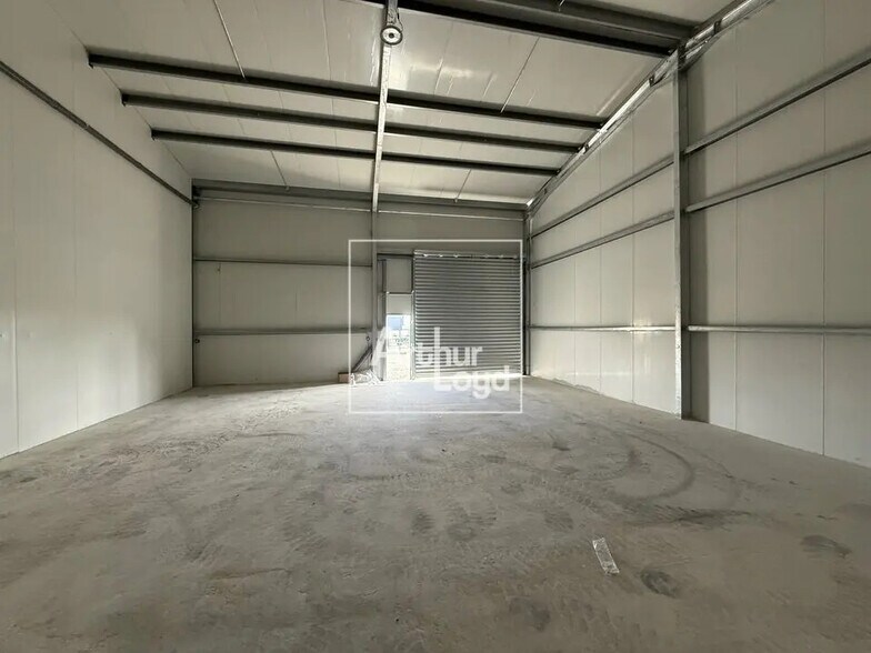 Flex in Saint-Germain-Laval for lease - Interior Photo - Image 2 of 3