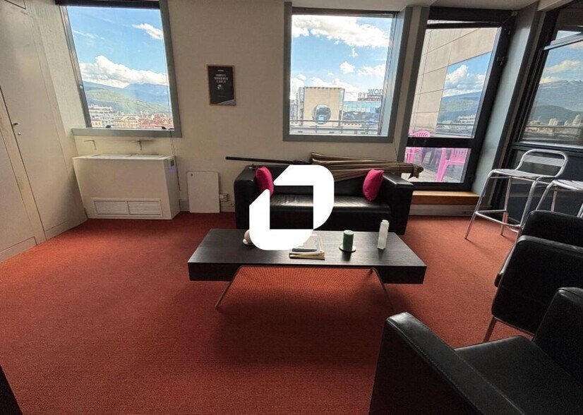 Bureau dans Grenoble à louer - Photo du bâtiment - Image 3 de 7