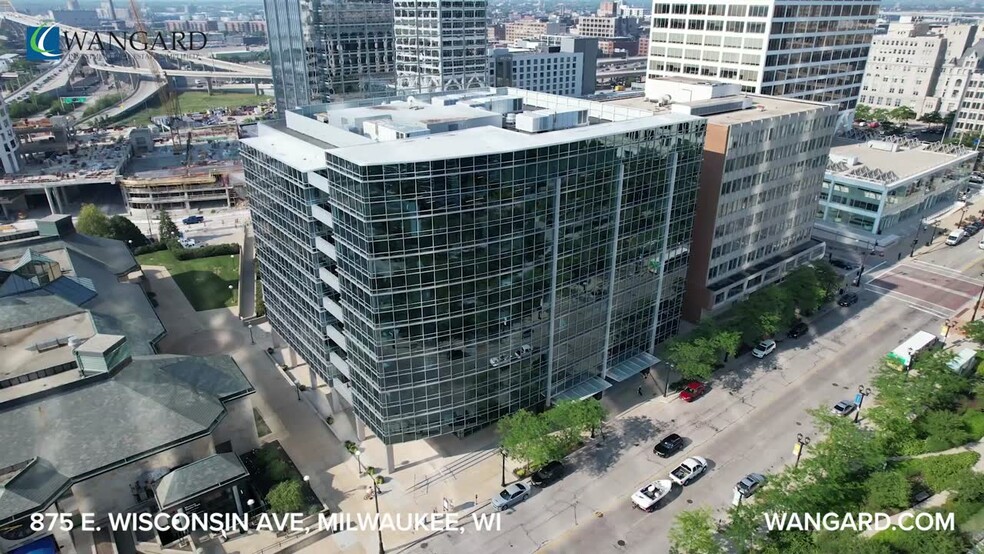 875 E Wisconsin Ave, Milwaukee, WI à louer - Vidéo sur l’inscription commerciale - Image 2 de 13