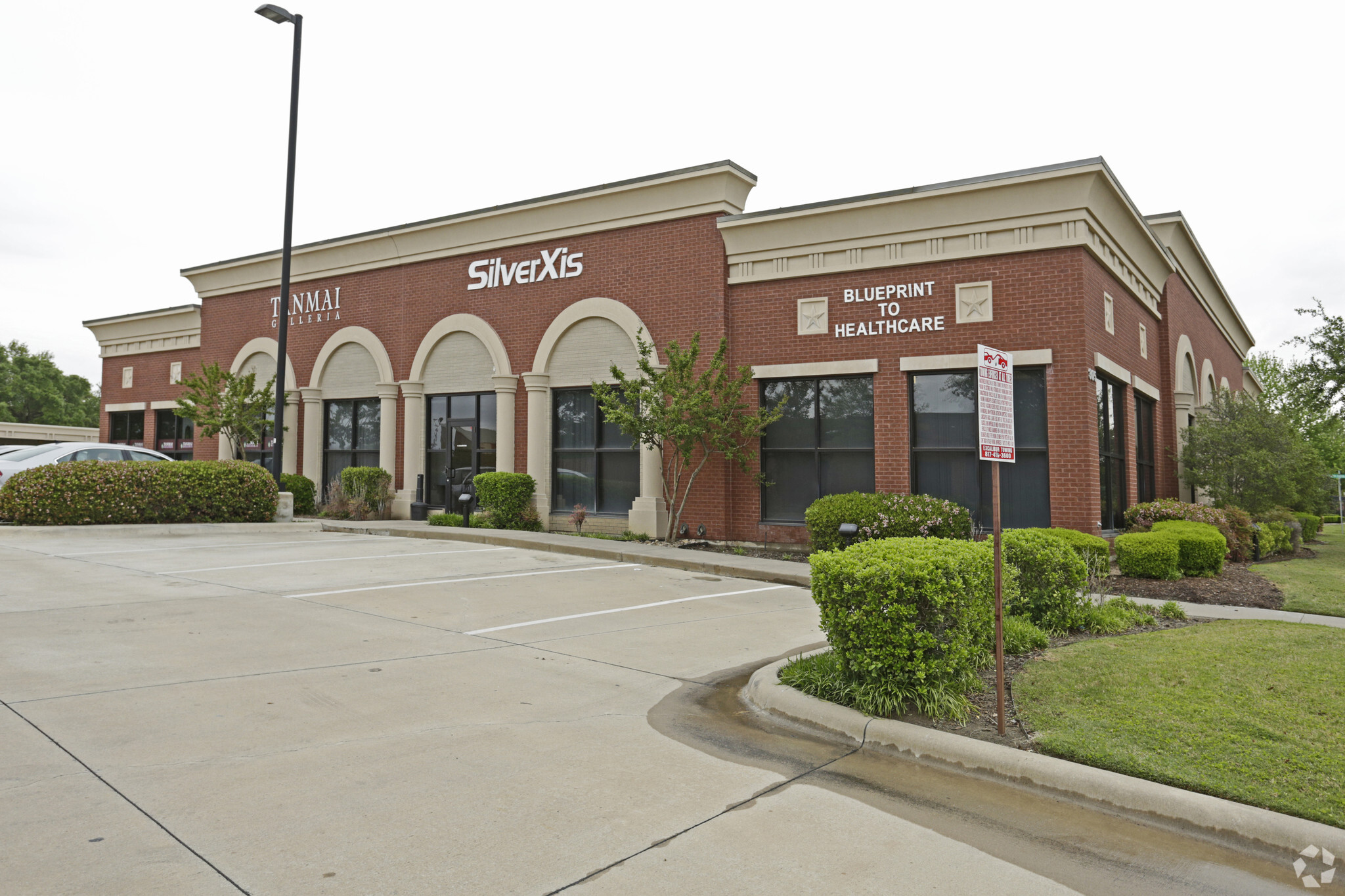 305 Cimarron Trl, Irving, TX for lease Primary Photo- Image 1 of 16