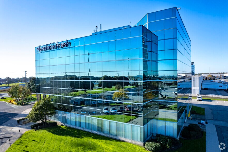 2010 Winston Park Dr, Oakville, ON à louer - Photo du bâtiment - Image 2 de 5