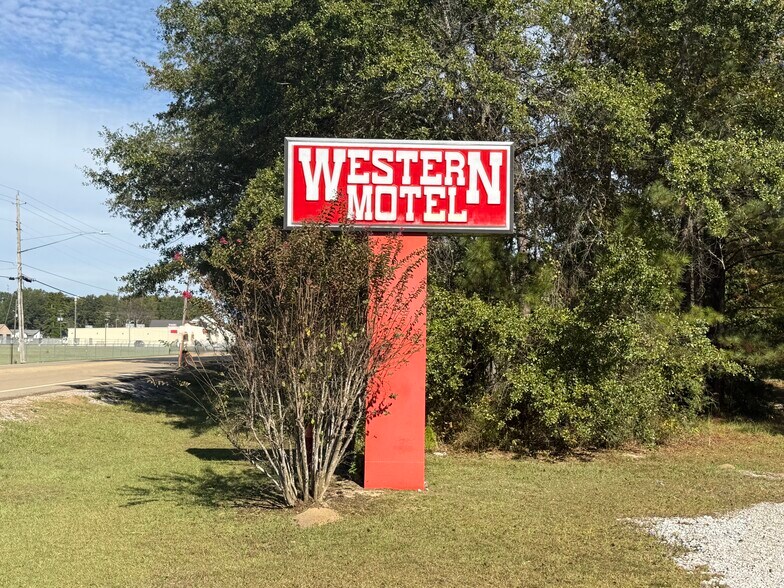 547 Archusa Ave, Quitman, MS à vendre - Photo du bâtiment - Image 2 de 22