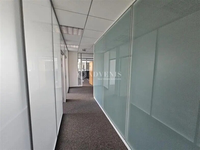 Office in Rosny-sous-Bois for lease - Building Photo - Image 2 of 11