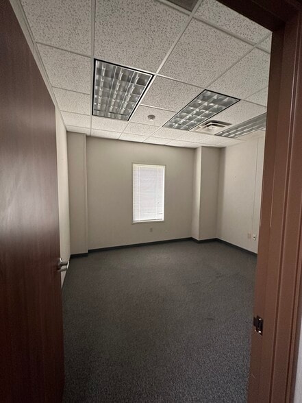 1110 Calder St, Beaumont, TX for lease - Interior Photo - Image 3 of 9