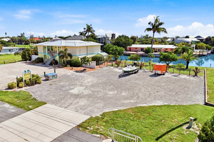 3226 Stringfellow Rd, Saint James City, FL à vendre - Photo du bâtiment - Image 3 de 78