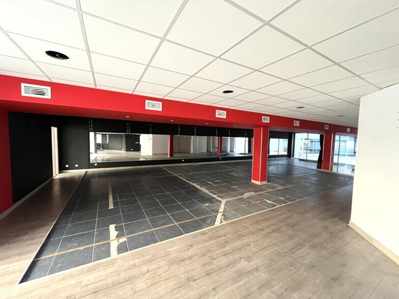 Retail in Hyères for sale - Interior Photo - Image 1 of 7