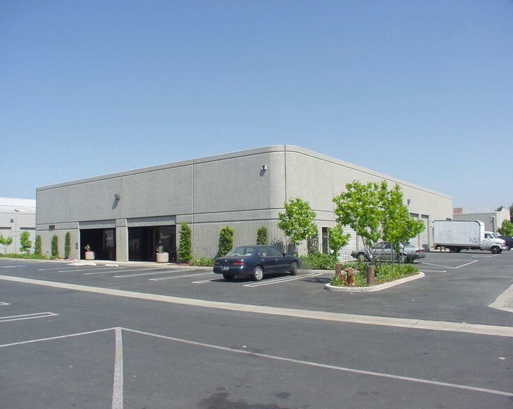 2401 W 208th St, Torrance, CA à louer - Photo du bâtiment - Image 2 de 3