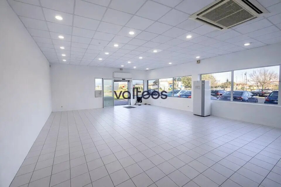 Retail in Portet-sur-Garonne for lease Interior Photo- Image 1 of 9