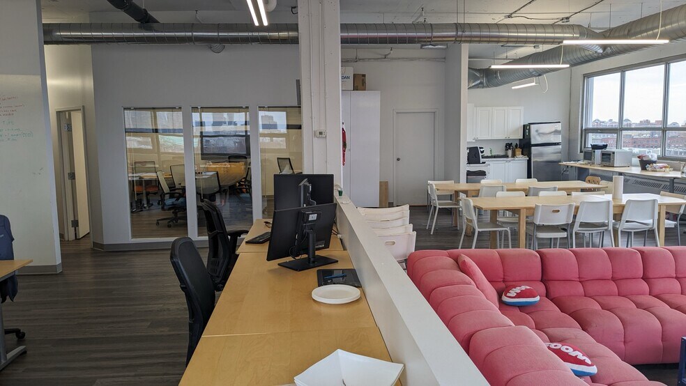 55 Av Du Mont-Royal O, Montréal, QC for lease - Interior Photo - Image 2 of 9